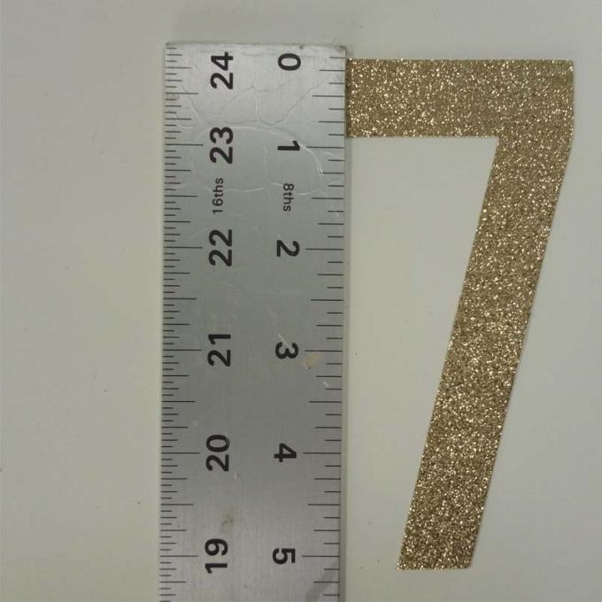 Große Funkeln-Papierbuchstaben gestempelschnittene Größe 5" der Goldzahl-sieben * 2,3"